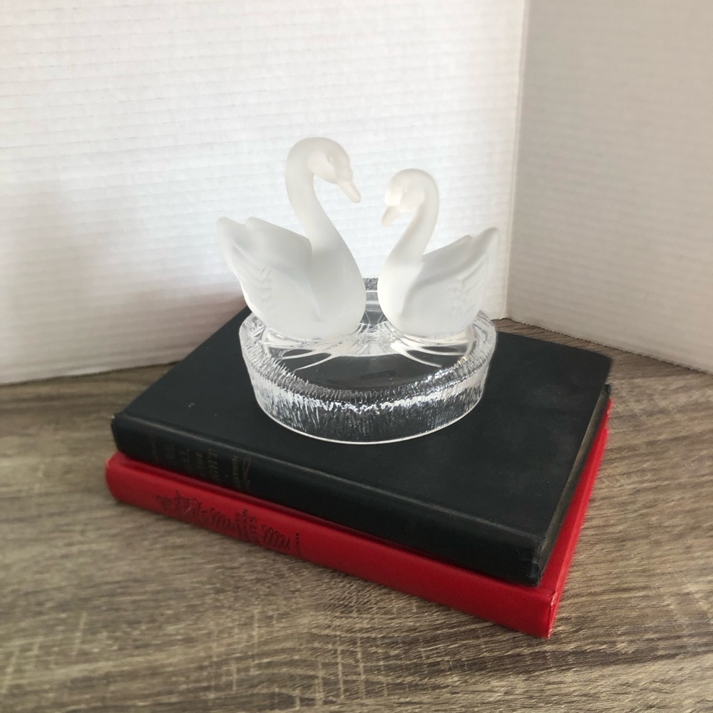 Vtg Frosted Glass Swans on Water Figurine